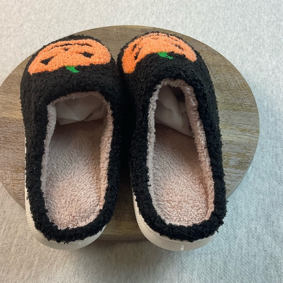 HALLOWEEN PUMPKIN WOMEN’S SLIPPERS WARM ROUND TOE BLACK AND ORANGE - Picture 2 of 7